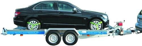 Autotransporter mit einem schwarzen PKW
