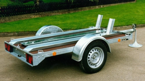 Motorradanhänger mit Schienen