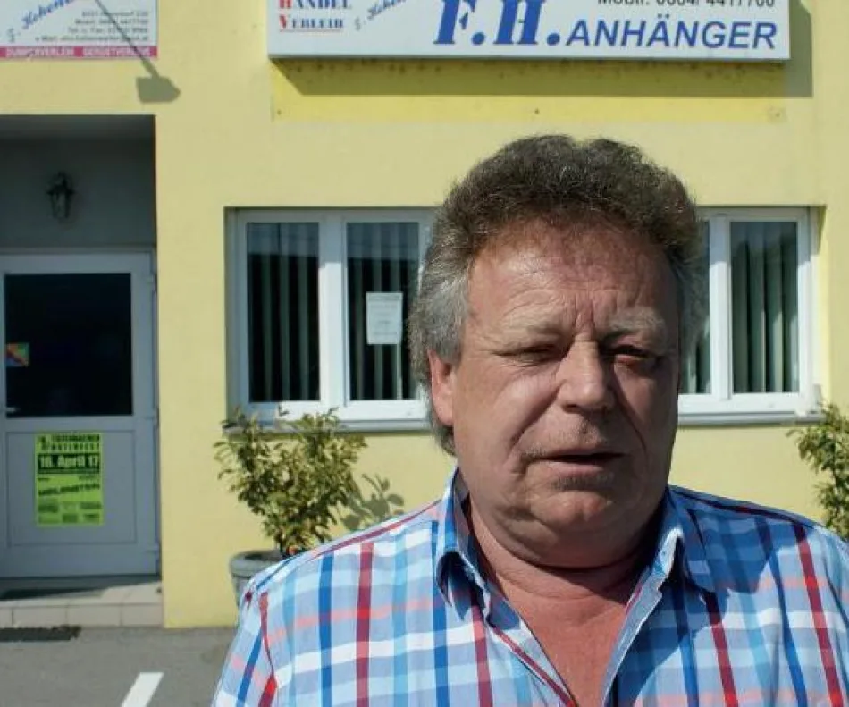 Foto: Gewerbepark Hohenwarter Franz Hohenwarter vor dem gelben Bürogebäude von F.H. Anhänger
