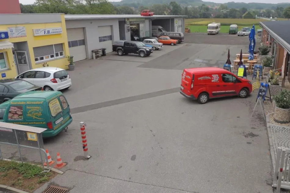 Foto: Gewerbepark Hohenwarter Hof des Gewerbeparks mit Hallen, Garagentoren und Parkplätzen