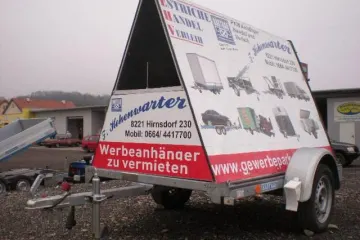 Werbeanhänger mit großer Werbefläche und der Aufschrift Werbeanhänger zu vermieten