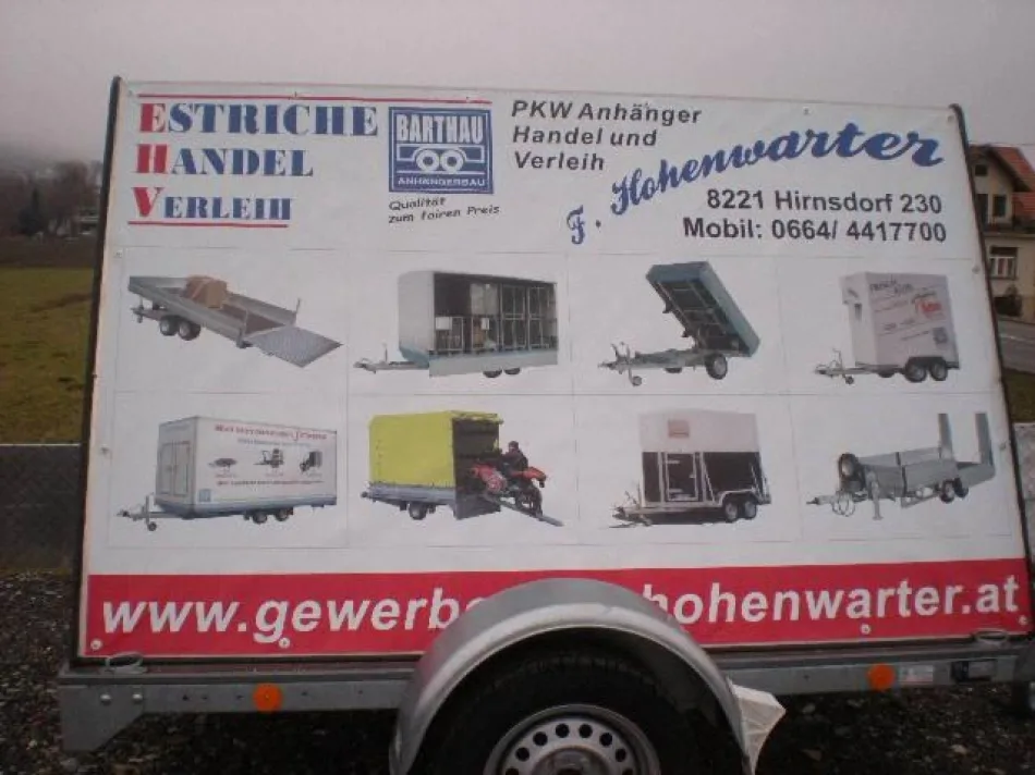 Foto: Gewerbepark Hohenwarter Werbeanhänger mit großer Werbefläche und der Aufschrift Estriche, Handel, Verleih